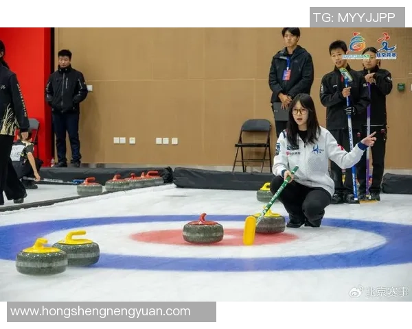 女子冰壶日本队奋勇争先力争佳绩展现冰上风采与团队精神